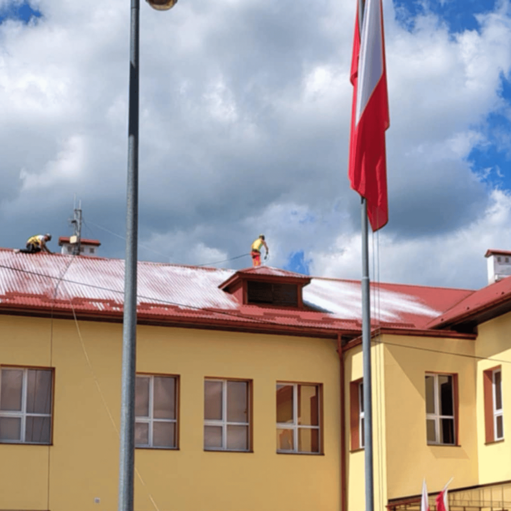Mycie dachu szkoły w Humniskach